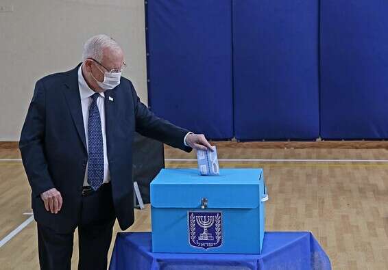 ריבלין מצביע בקלפי בירושלים // צילום: אורן בן חקון